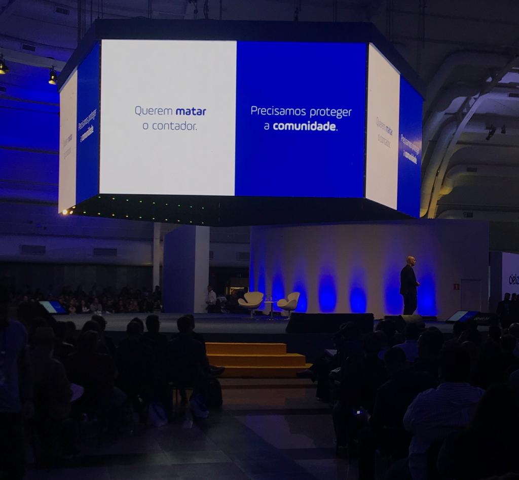 Vinicius Roveda, CEO da Conta Azul, em sua palestra, explica que se querem matar o contador, precisamos proteger a comunidade.
